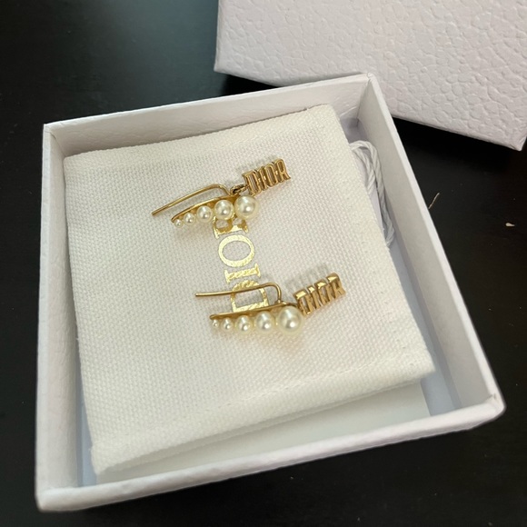 DIO(R)EVOLUTION EARRINGS
GOLD-FINISH METAL AND WHITE RESIN - Picture 3 of 5